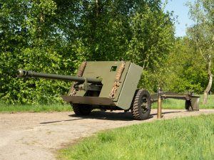 Lot 735: 1943 Ordnance Q.F. 17-pdr. Anti-Tank Gun